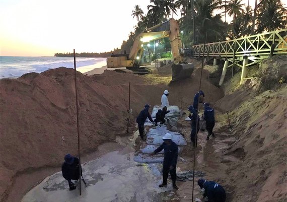 Obras tipo Sandbag são feitas para conter erosão costeira no litoral norte de Alagoas
