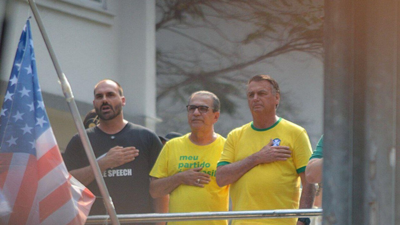 Eduardo Bolsonaro, líder da direita britânico e Musk acompanham apuração na casa de Trump (VÍDEO)