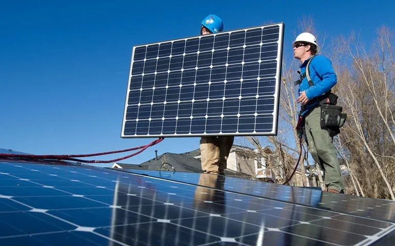 ABSOLAR reúne autoridades públicas e empresários para debater transição energética e mudanças regulatórias no setor elétrico