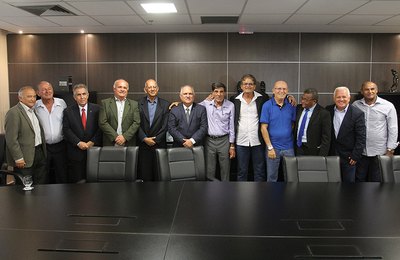 Desembargador Otávio Praxedes recebe ex-jogadores do CSA na presidência do TJ/AL