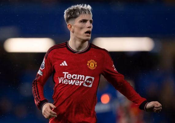 Garnacho volta a curtir post pedindo mudanças no Manchester United, diz jornal