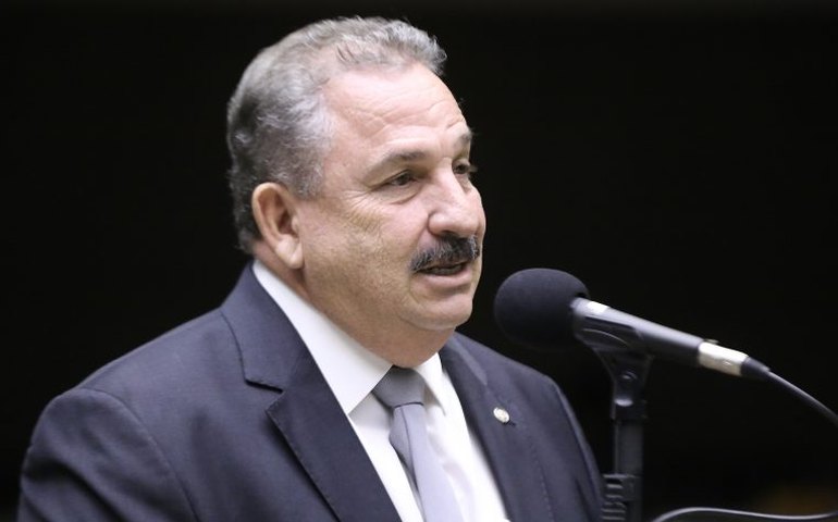 Comissão aprova projeto que regulamenta a profissão de cuidador de idosos