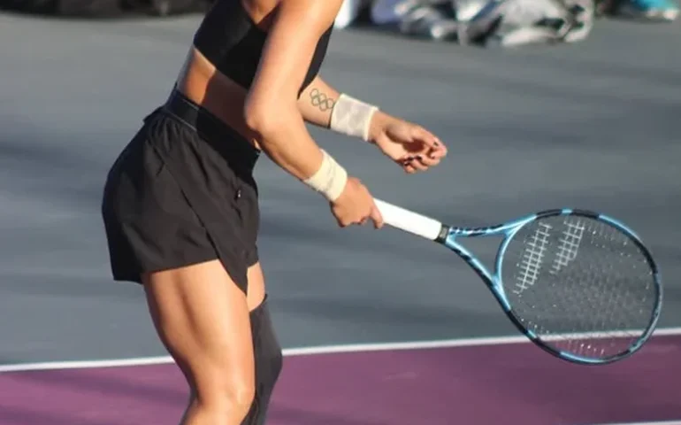 Tenista exibe queimadura nas costas após jogo na Austrália e faz alerta