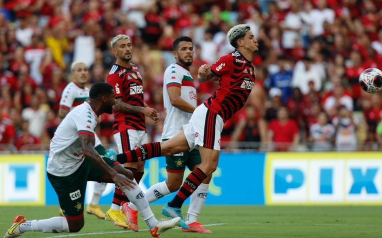 Flamengo goleia a Portuguesa no Maracanã em ritmo de treino e estreia de astros