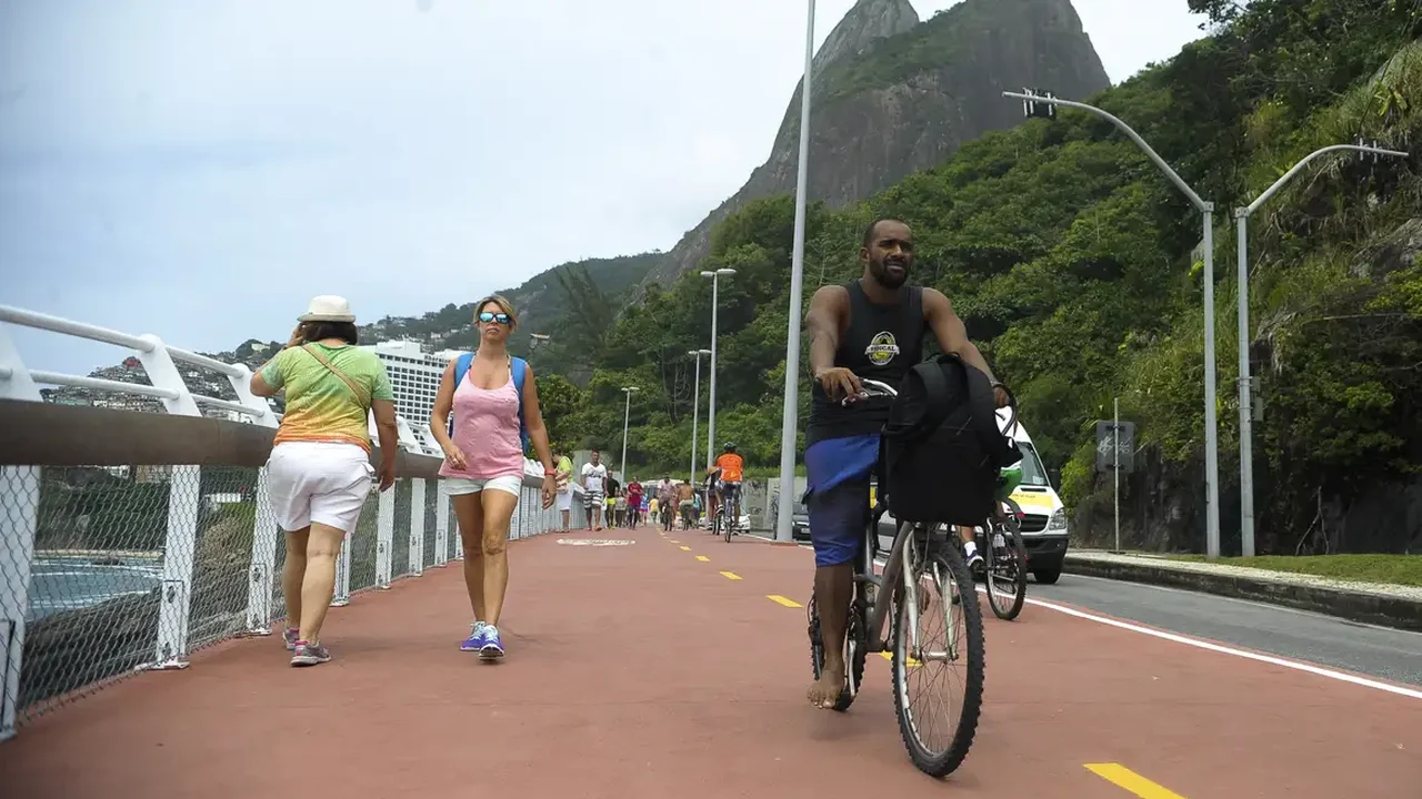 Semana começa com previsão de chuva e ressaca com ondas de até 3m; Ciclovia Tim Maia interditada entre São Conrado e Vidigal