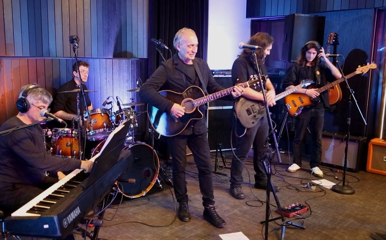 Fundador do Secos & Molhados volta aos palcos com músicas inéditas e nova banda