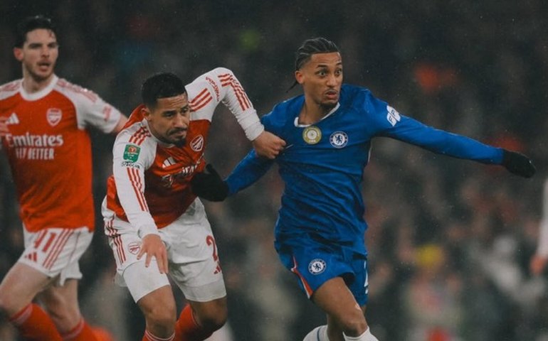Arsenal vence Chelsea e garante vaga na final da Copa da Liga Inglesa