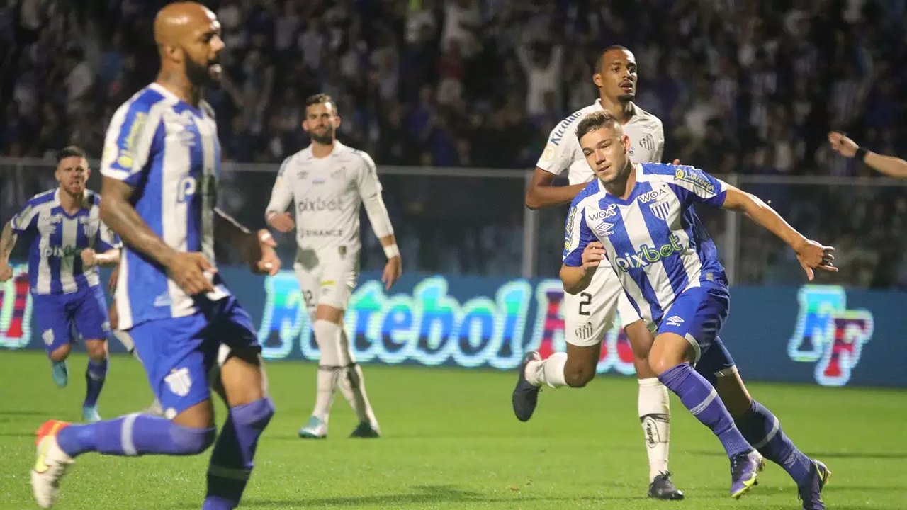 Santos peca ofensivamente, expõe fragilidades e perde do Avaí no Brasileirão