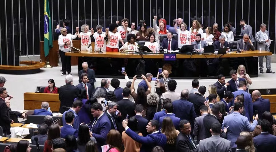 Aprovação da PEC do fim da 6x1 foi bastante celebrado no plenário da Câmara / Foto: Bruno Spada/Câmara dos Deputados