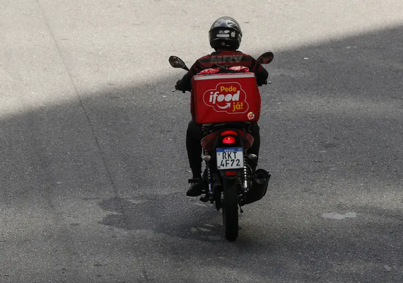 Policial penal que atirou em entregador no RJ é afastado e responde por tentativa de homicídio