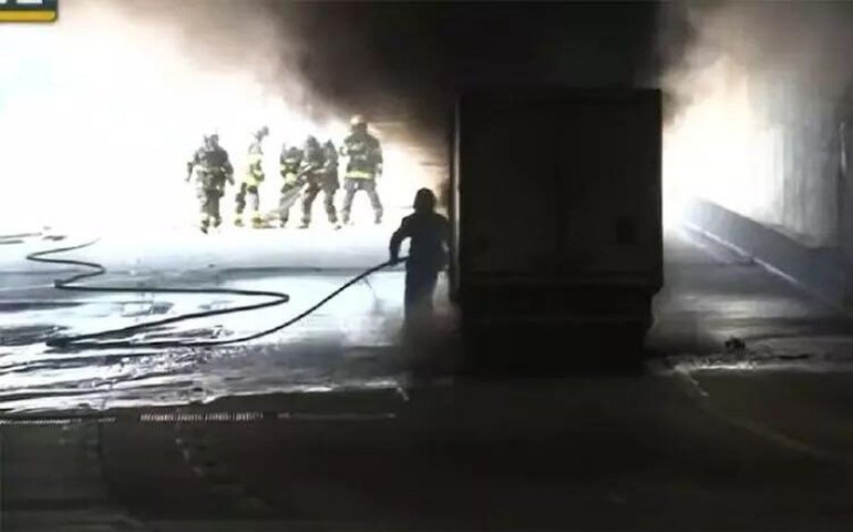 Incêndio em caminhão interdita túnel do Anhangabaú, no centro de SP