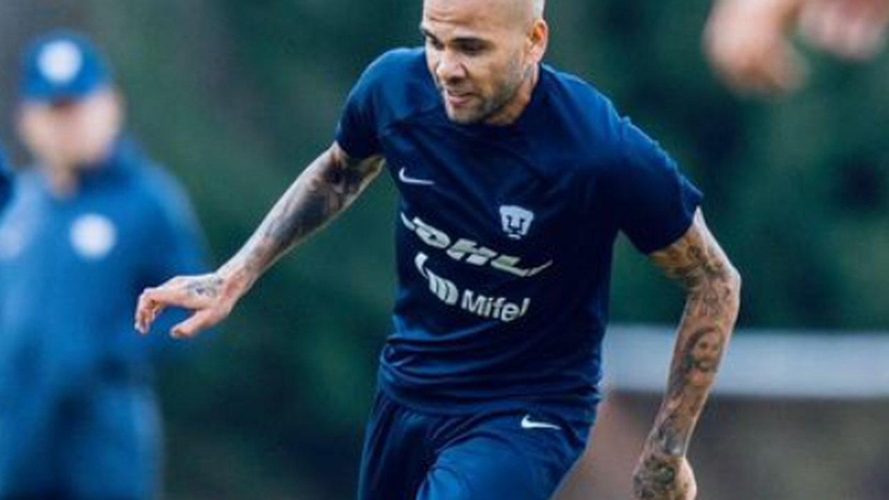 Mulher que acusa Daniel Alves de estupro volta atrás e decide pedir indenização