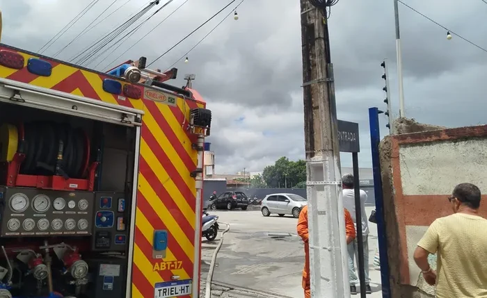 Veículo foi consumido pelo fogo em avenida movimentada da cidade