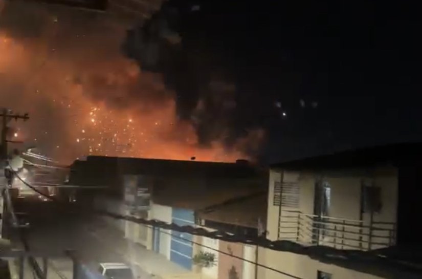Incêndio em imóvel com fogos de artifício atinge casas e provoca correria, em Arapiraca
