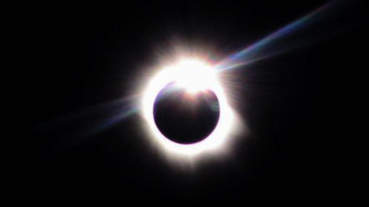 Universidade dos EUA divulga imagem de satélite inédita que mostra sombra causada pelo eclipse solar total no planeta