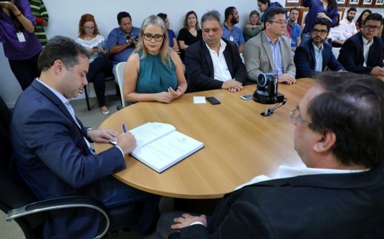 Laura Souza assume Educação e garante dar continuidade aos trabalhos da Secretaria
