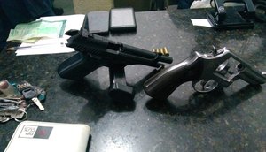duas armas foram apreendidas