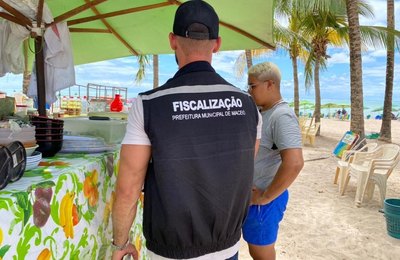 Ação integrada orienta ambulantes na faixa de areia da orla marítima de Maceió
