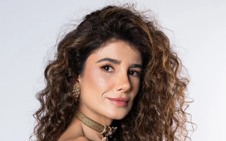 Paula Fernandes assume namoro com comandante de jato executivo