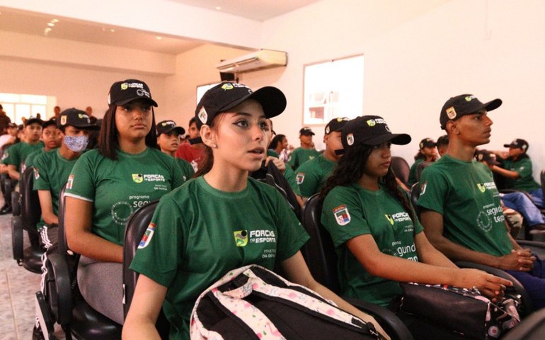 Alunos da rede municipal de educação participam da aula inaugural do Programa Força no Esporte