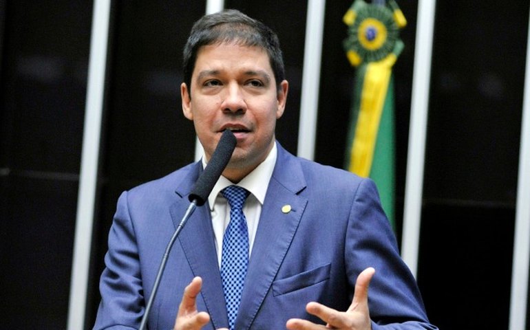 Líder do PL diz que 'não dava' para manter no partido deputado que 'fez o L': 'Simbólico demais'