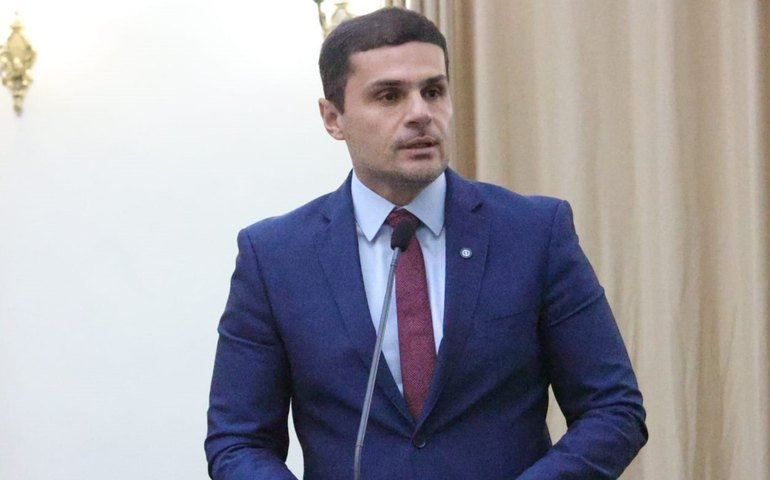Alexandre Ayres homenageia profissionais da enfermagem durante sessão na Assembleia