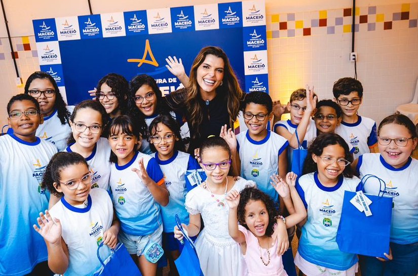 Marina Candia entrega óculos de grau a alunos da rede municipal em Maceió