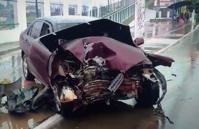 Carro bate em poste e congestiona o trânsito na Fernandes Lima