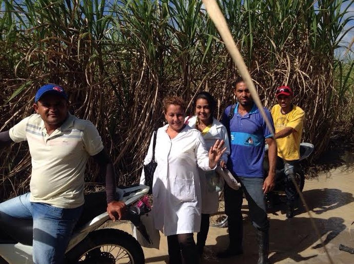 Médica, enfermeira e técnica atendem pacientes da zona rural