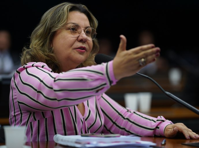 Tereza Nelma esclarece notícias falsas sobre voto contrário à prorrogação do auxílio emergencial