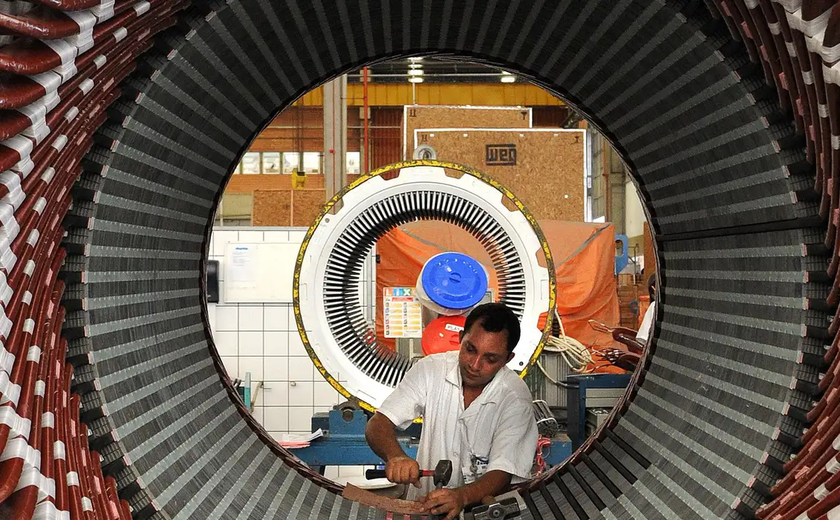 Produção industrial da zona do euro cai 2,4% em abril ante março