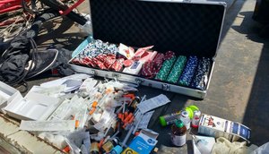 seringas e droga encontrada veículo
