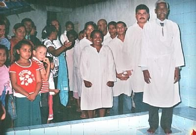 Pastor (esquerda) e membros da AD em Taquarana