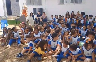 Parceria entre Semed e Sesc Alagoas leva atividades circenses e teatrais a centenas de crianças e estudantes
