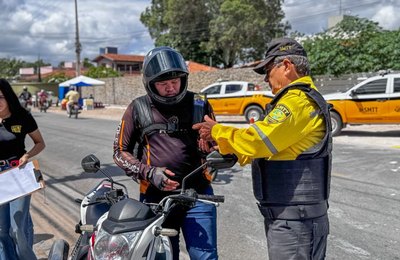 Blitz educativa da SMTT Arapiraca orienta motociclistas na Rua Benjamim Freire