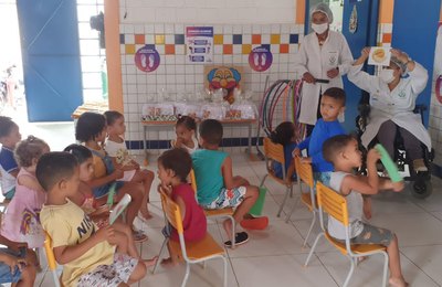 Durante ação educativa nas creches, crianças produzem e degustam alimentação escolar