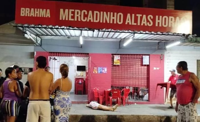 Corpo da jovem ficou exposto até a chegada da equipe do IML