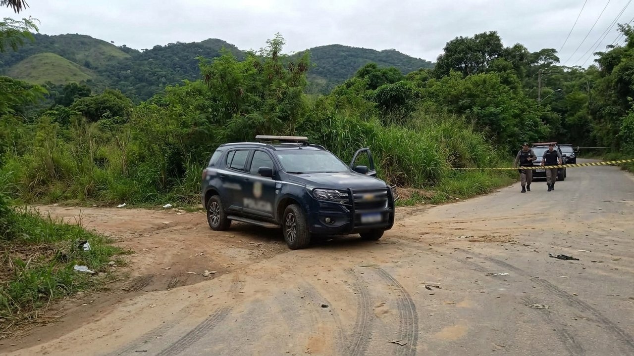 Criminosos tentam fugir com viatura da PM após confronto em Vargem Grande