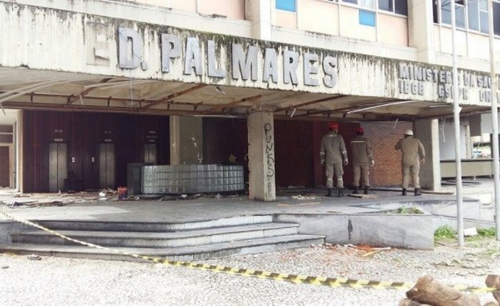 Princípio de incêndio mobiliza Corpo de Bombeiros no Edifício Palmares