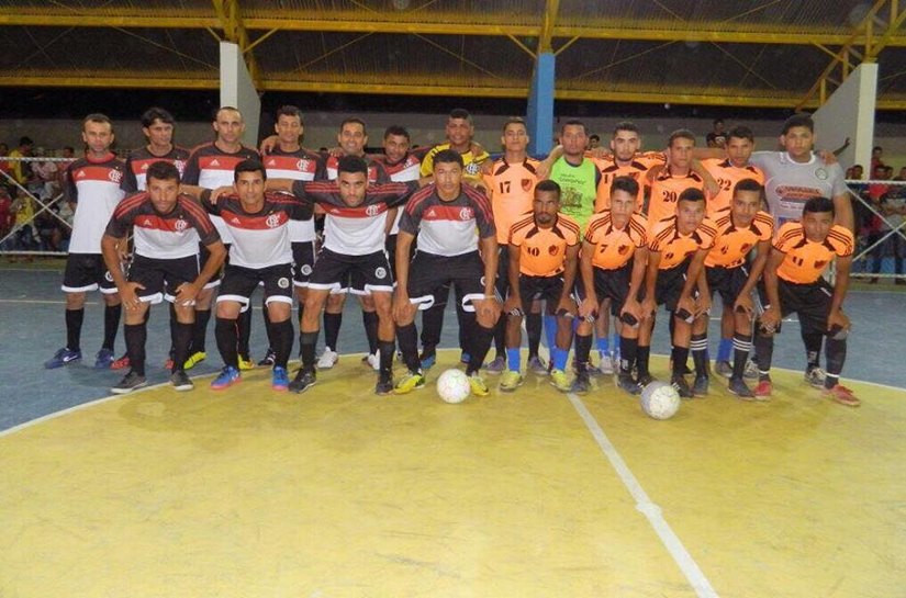 Prefeito Zé Adelson dá pontapé inicial na abertura do campeonato de futsal
