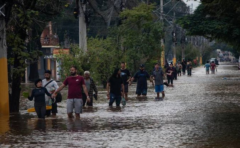 Sancionado projeto que facilita crédito para vítimas das enchentes no RS