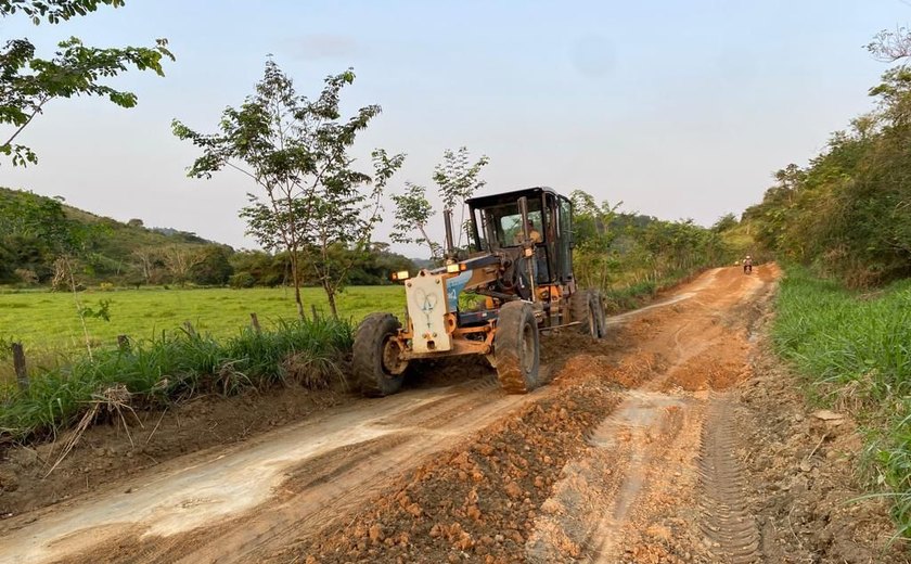 Prefeitura de Santana do Mundaú segue com trabalho permanente de recuperação de estradas