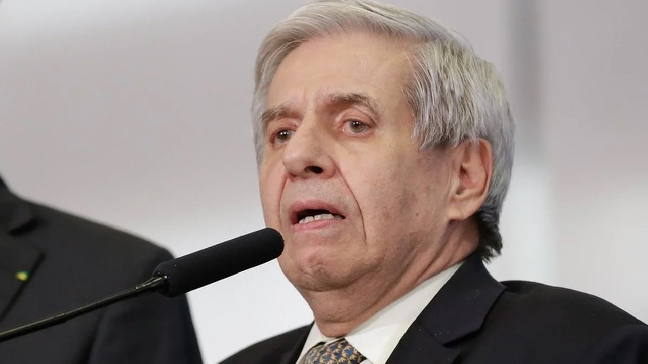 General Augusto Heleno diz que 'infelizmente' Lula não está doente