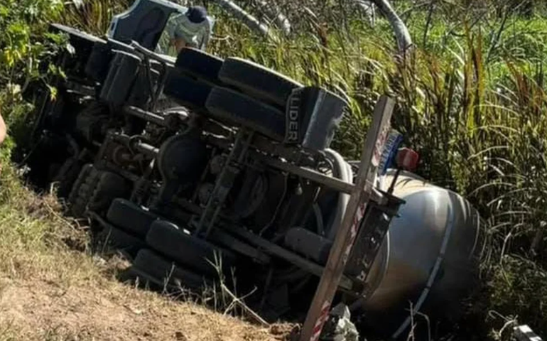 Motorista de caminhão-pipa morre após veículo capotar no Sertão de Alagoas