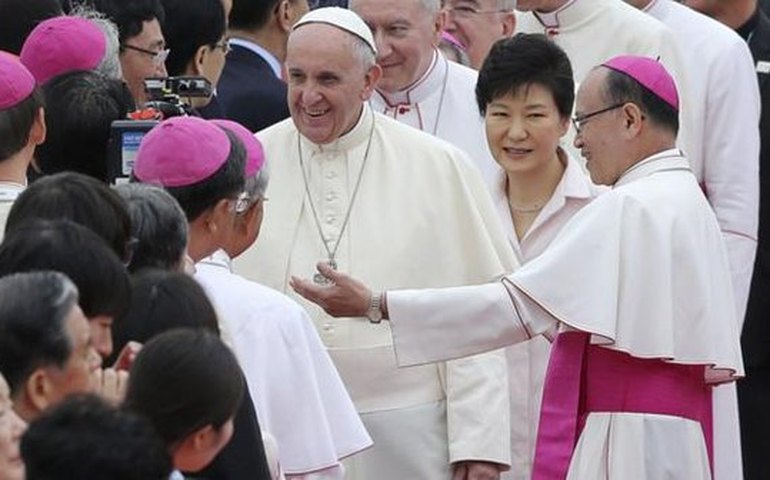 Papa reúne-se com líderes religiosos em Seul