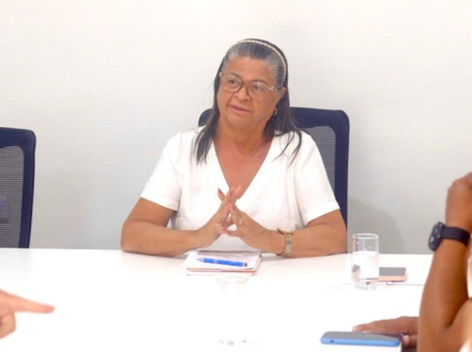 Tia Júlia se reunirá com Sinteal na terça-feira (20) e deve anunciar novos investimentos em Educação