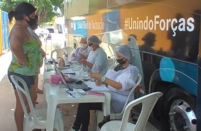 Ônibus da vacina amplia campanha de imunização contra a Covid-19 no Santos Dumont