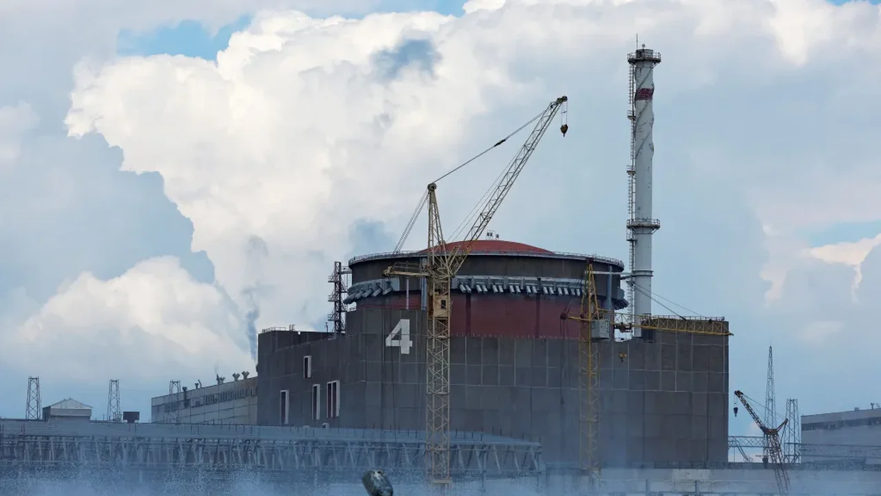 Incêndio é registrado em central nuclear de Zaporíjia, mas sem risco de acidente; Ucrânia e Rússia trocam acusações