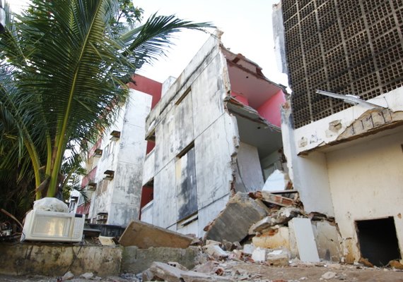 Moradores de prédio que desabou no centro de SP passam a noite na rua