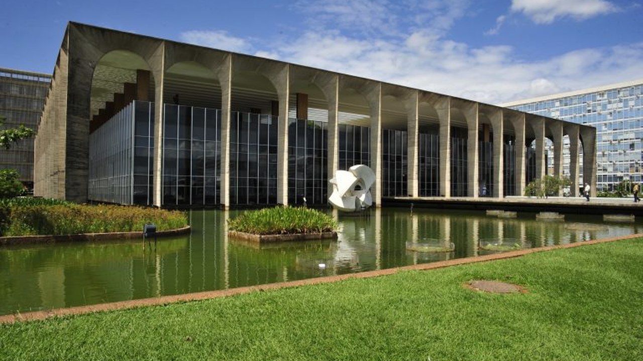 Lei altera a tabela de vencimentos de servidores da União no exterior